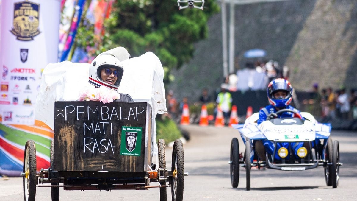 Ratusan seniman, mahasiswa, dan komunitas kreatif berkolaborasi dalam Pasar Seni ITB 2025 di Sabuga, Bandung. Karnaval seni urban yang meriah dan penuh inovasi—ikon baru kebudayaan kota Bandung di era modern.